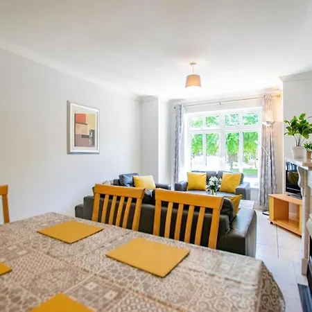 Holiday home 68 - Large Townhouse With Parking By Shortstays