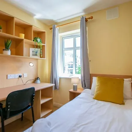 68 - Large Townhouse With Parking By Shortstays Holiday home *