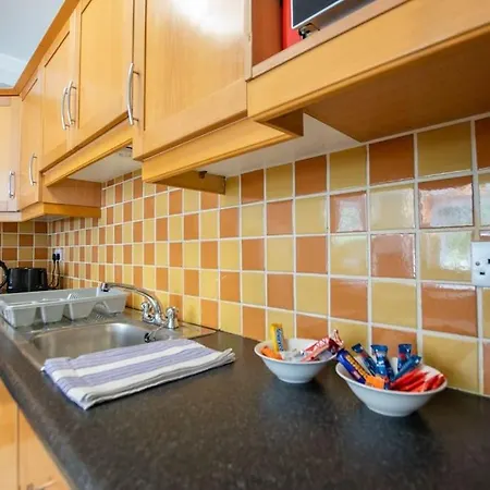 68 - Large Townhouse With Parking By Shortstays *
