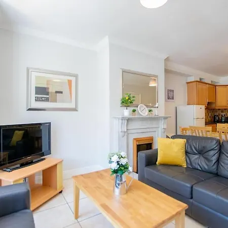 68 - Large Townhouse With Parking By Shortstays *